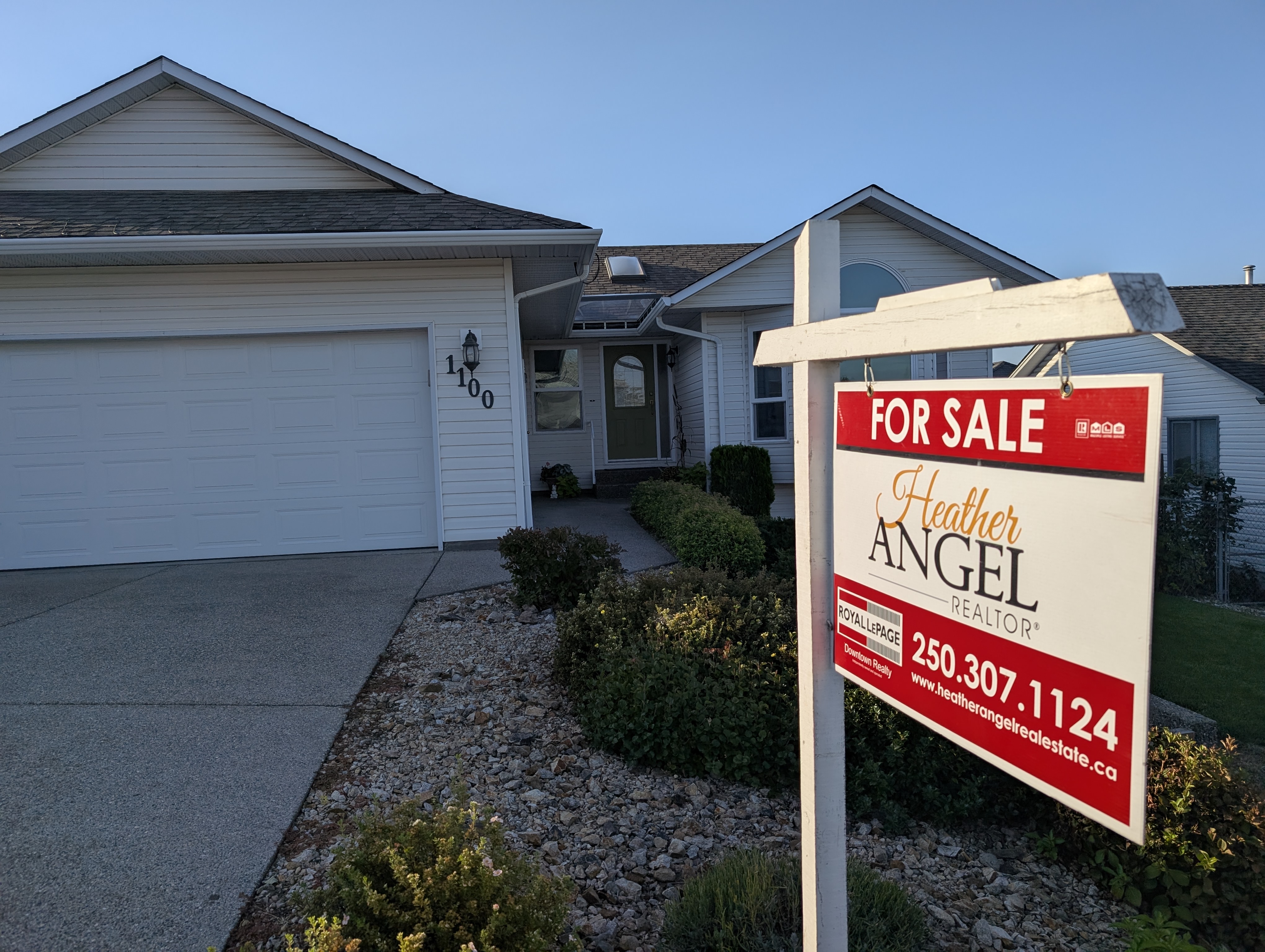 Professional realtor sign installation in Blandford-Blenheim